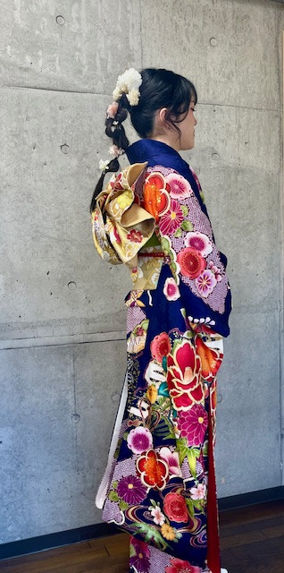 2026年成人式　ダウンスタイルに可愛いお花が素敵です