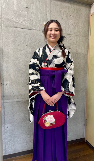 ２０２６年　卒業式　シックなお花で大人可愛いダウンスタイル